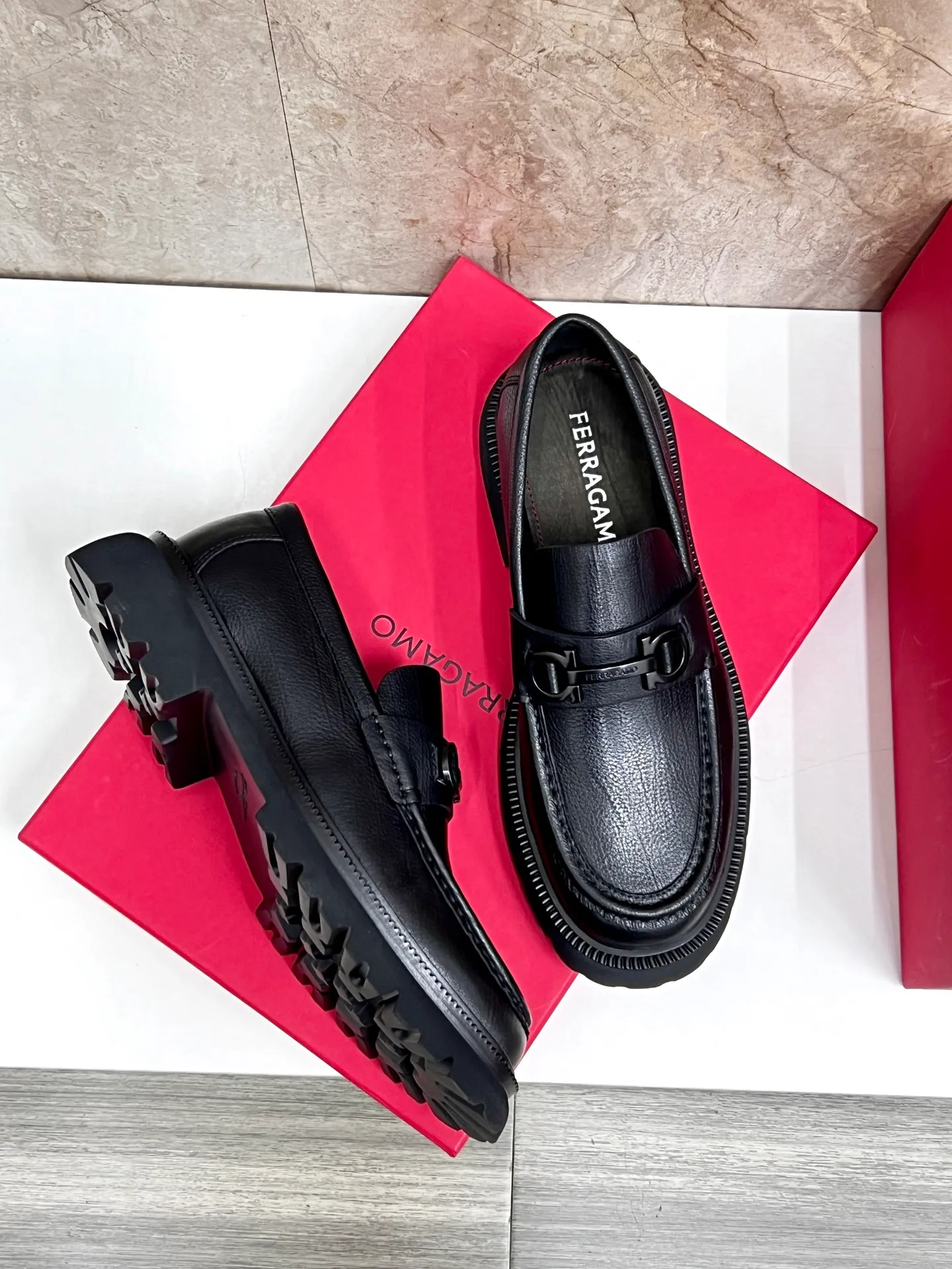 Original quality P780 Brand: Ferragamo Standard code: Men's code 39.40.41.42.43.44 Grade: Same style as the official website High-quality men's shoes Material: Customized first-layer calfskin with water-dyed cowhide lining Cowhide tiptoe Original non-slip and wear-resistant rubber outsole Style category: Men's formal business leather shoes are young and fashionable European and American trends British style Casual matching Comfortable feet Color: actual picture